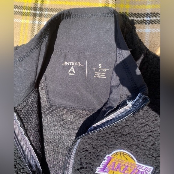 NWT LA Lakers X Antigua Lightweight Black Sherpa Zip Front Vest with Pockets - Picture 3 of 7